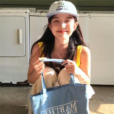 坐在酒吧里吃蛋糕